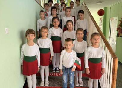 Децата от IV „Б“ група отбелязаха празника на хората, съхранили българския дух.