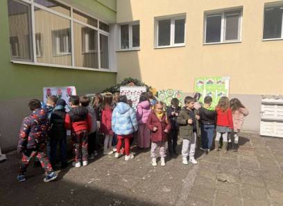 Днес в двете сгради на нашата детска градина тържествено открихме изложбата „Пролетни вълшебства“.